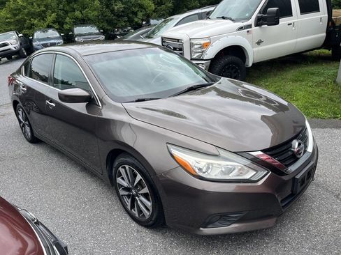 Used 2017 Nissan Altima 2.5 SV FWD image 1