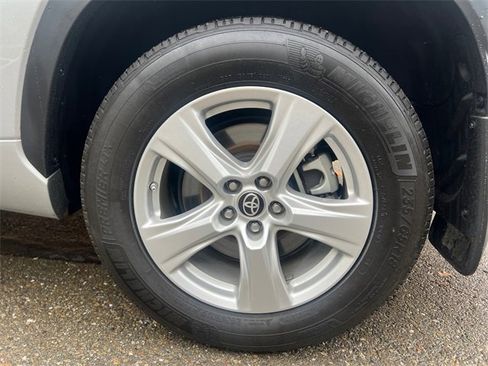 Used 2024 Toyota Highlander LE image 19