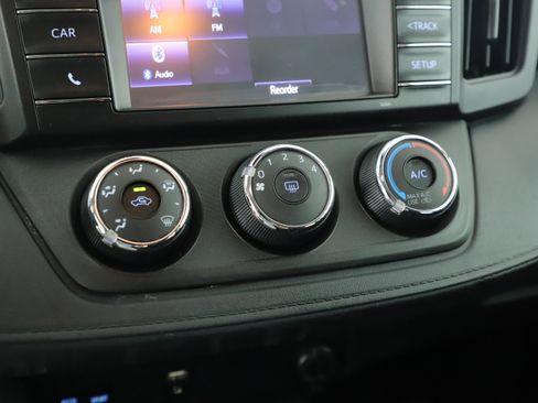 Used 2018 Toyota RAV4 LE image 17