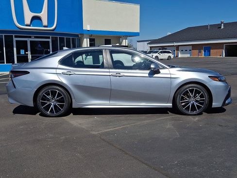 Used 2024 Toyota Camry SE FWD image 7