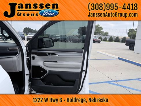 Used 2025 Jeep Wagoneer Series III w/ Premium Group I AWD/4WD image 13