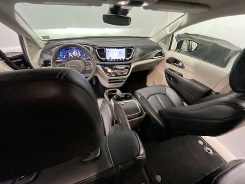 Used 2024 Chrysler Pacifica Touring-L image 19