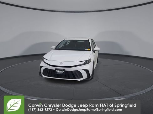 Used 2025 Toyota Camry SE image 7