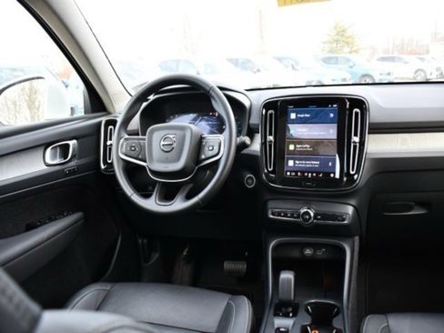 Certified 2025 Volvo XC40 B5 Core image 17