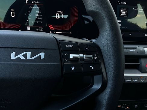 Used 2025 Kia K4 LXS image 35