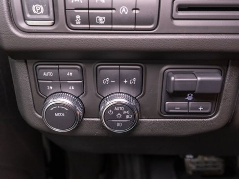 Used 2024 GMC Yukon SLT w/ SLT Luxury Package AWD/4WD image 30