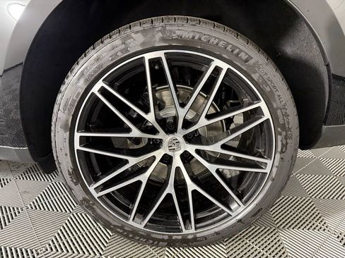 Certified 2025 Porsche Macan S image 12