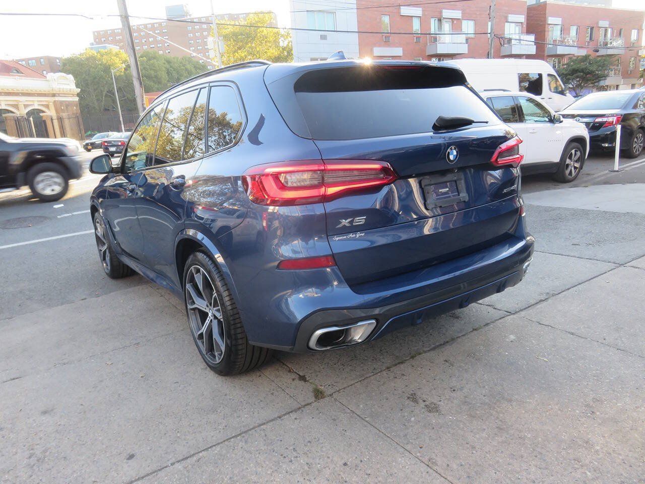 Used 2019 BMW X5 xDrive40i w/ M Sport Package AWD/4WD image 5