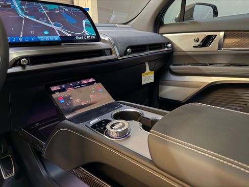 New 2026 Cadillac Vistiq Sport image 32