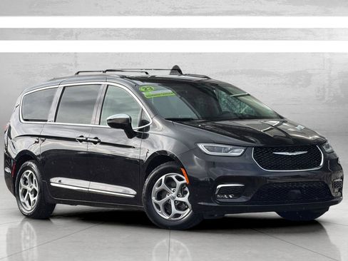 Used 2023 Chrysler Pacifica Limited image 2