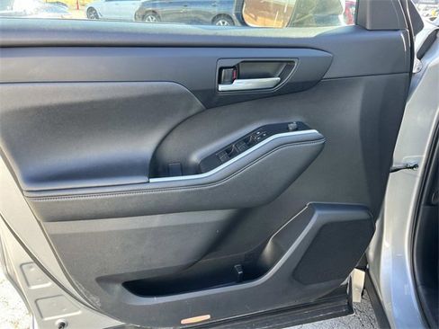 Used 2024 Toyota Highlander LE image 29