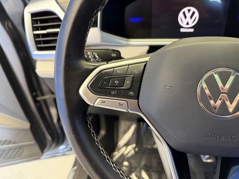 Certified 2025 Volkswagen Taos SE w/ Panoramic Sunroof Package FWD image 15