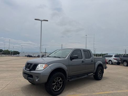 Certified 2020 Nissan Frontier SV w/ Midnight Edition Floor Mats RWD image 9