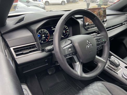 Used 2023 Mitsubishi Outlander SEL image 2