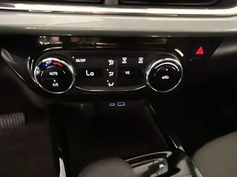 Used 2025 Chevrolet Trax LT FWD image 22