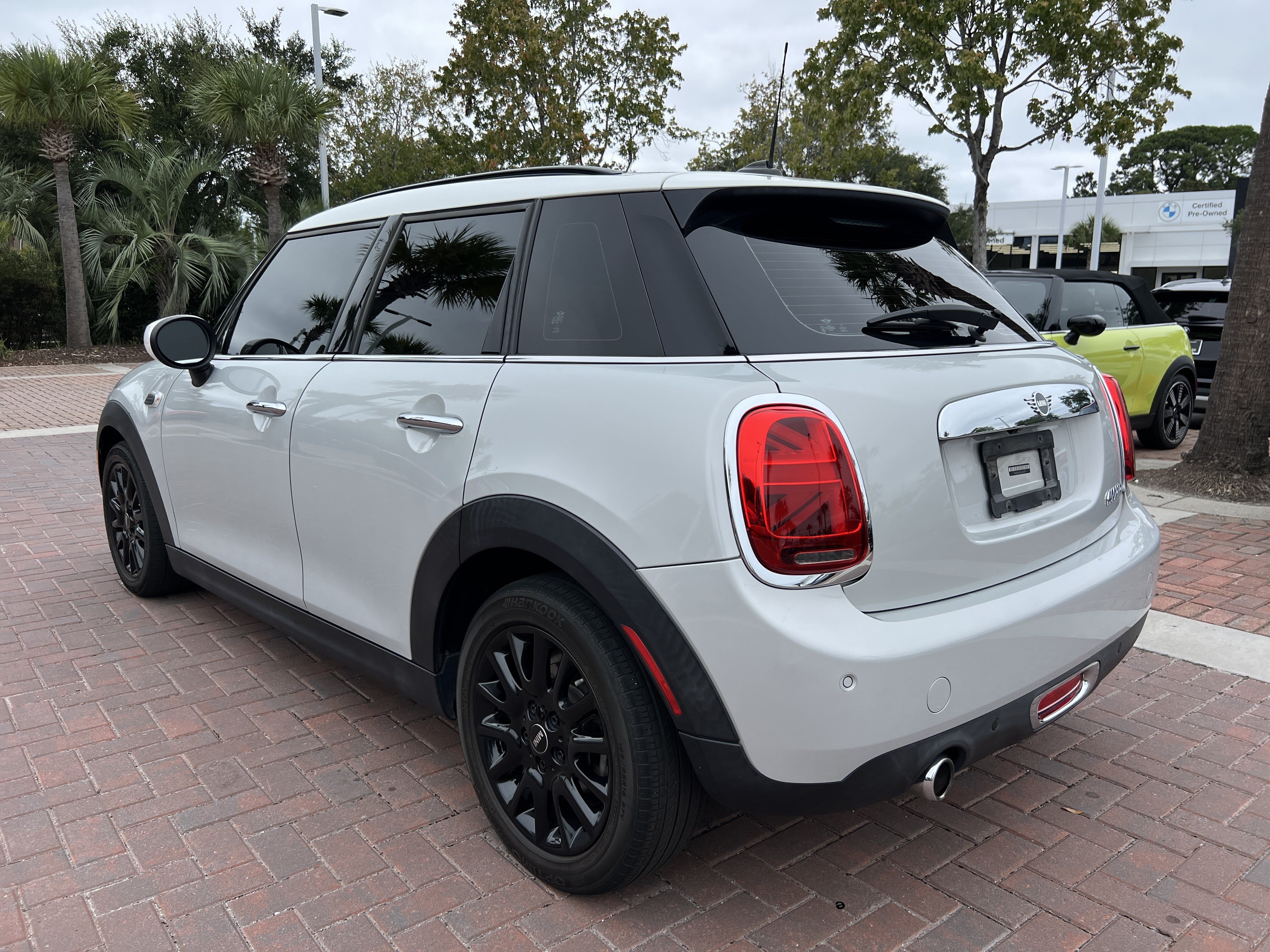 Used 2020 MINI Cooper 4-Door Hardtop w/ Premium Package FWD image 8