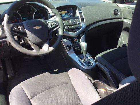Used 2016 Chevrolet Cruze LT w/ Technology Package FWD image 17