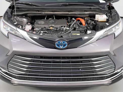 Used 2024 Toyota Sienna Limited image 8