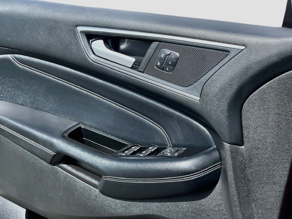 Used 2017 Ford Edge Titanium w/ Technology Package FWD image 18