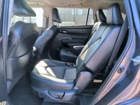 Used 2024 Toyota Highlander XLE image 9