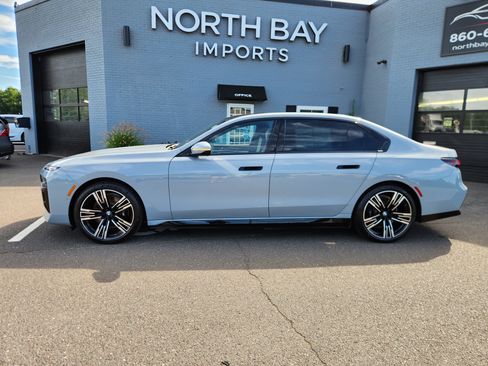 Used 2023 BMW i7 xDrive60 w/ Parking Assistance Package AWD/4WD image 4