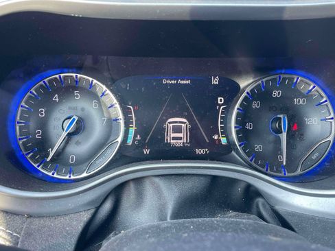 Used 2023 Chrysler Pacifica Touring FWD image 20