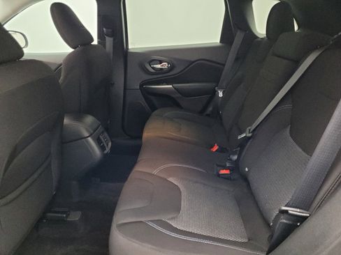 Used 2019 Jeep Cherokee Latitude w/ Popular Appearance Group image 18