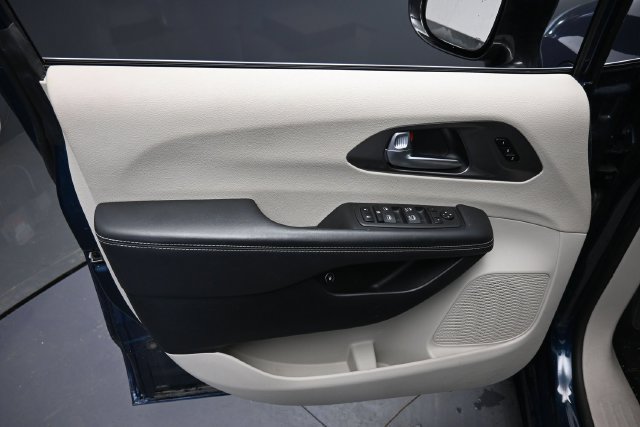 Used 2024 Chrysler Pacifica Limited FWD image 16