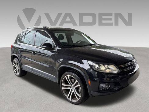 Used 2017 Volkswagen Tiguan SEL AWD/4WD image 28