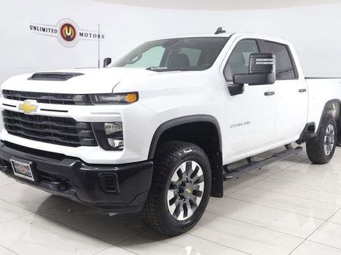 Used 2024 Chevrolet Silverado 2500 Custom AWD/4WD image 5