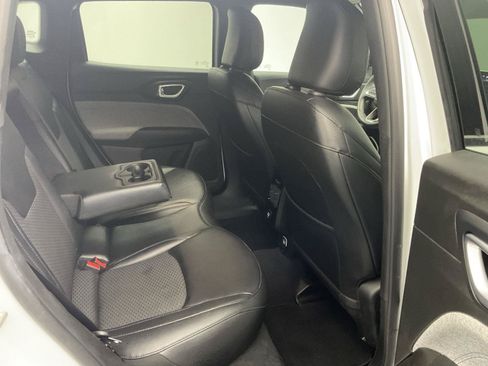 Used 2024 Jeep Compass Latitude AWD/4WD image 25