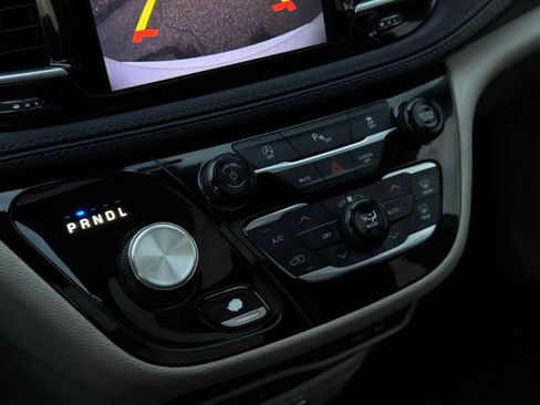 Used 2018 Chrysler Pacifica Limited image 43