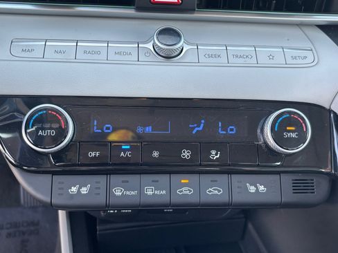 Used 2024 Hyundai Elantra Limited image 27