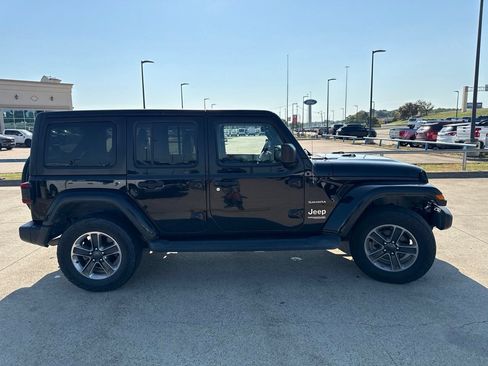 Used 2018 Jeep Wrangler Unlimited Sahara w/ Uconnect 4C Nav & Sound Group AWD/4WD image 18