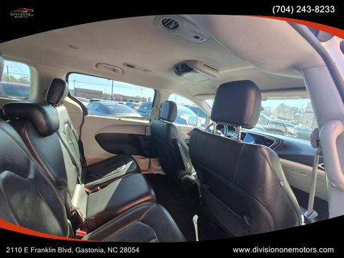 Used 2017 Chrysler Pacifica Touring-L w/ Tire & Wheel Group image 12