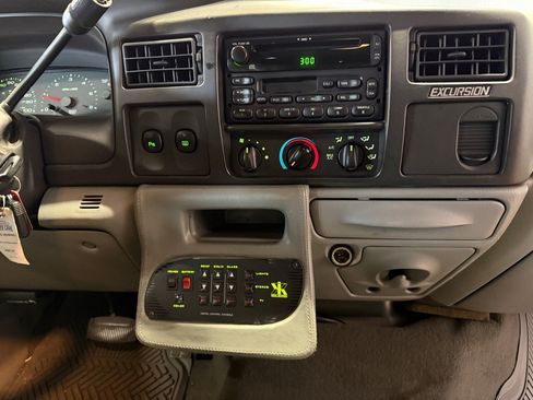 Used 2005 Ford Excursion XLS RWD image 17