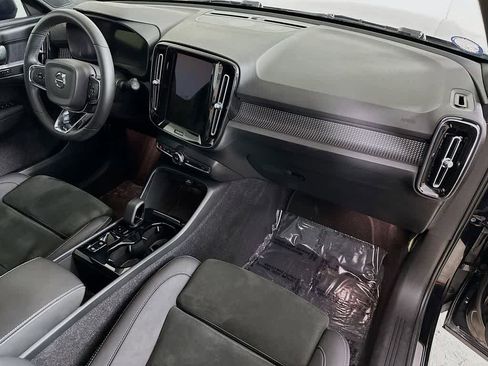 Used 2023 Volvo XC40 B5 Plus image 30