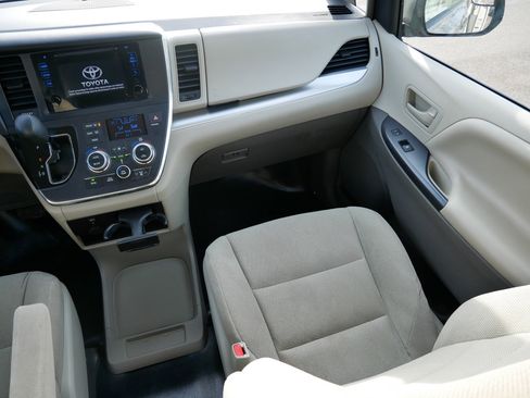 Used 2015 Toyota Sienna L image 11