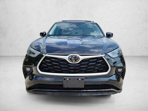 Used 2023 Toyota Highlander XLE FWD image 2