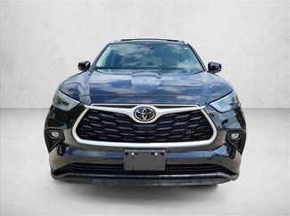 Used 2023 Toyota Highlander XLE FWD video 2