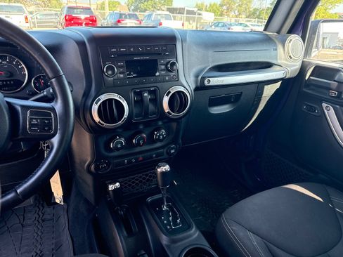 Used 2017 Jeep Wrangler Sahara w/ Connectivity Group AWD/4WD image 23