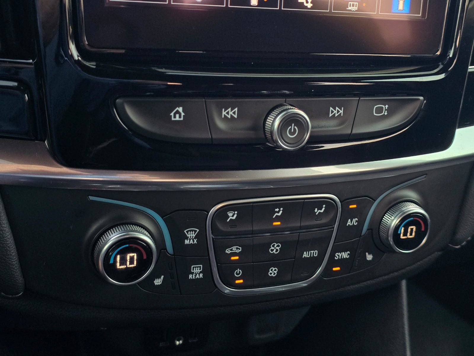 Used 2023 Chevrolet Traverse LT FWD image 21