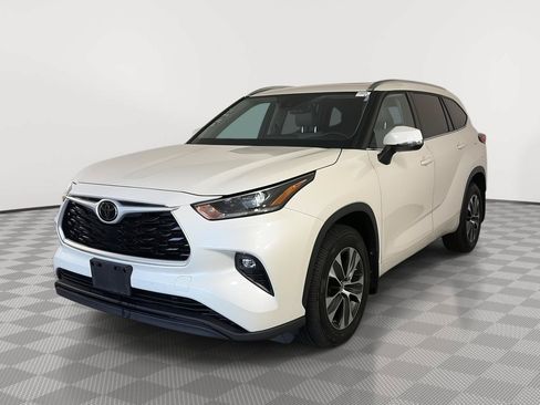 Used 2021 Toyota Highlander XLE AWD/4WD image 2