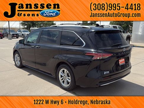 Used 2021 Toyota Sienna Limited image 8