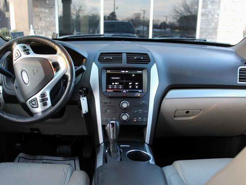 Used 2013 Ford Explorer XLT image 31