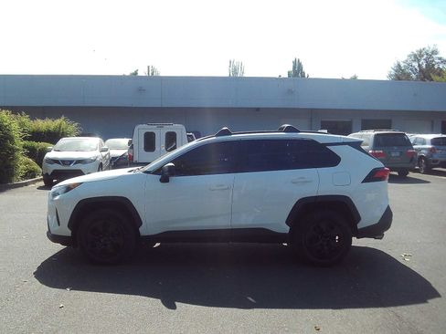 Used 2020 Toyota RAV4 LE AWD/4WD image 2