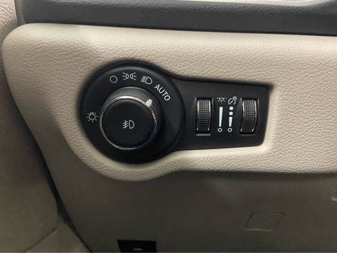 Used 2024 Chrysler Pacifica Touring-L FWD image 38