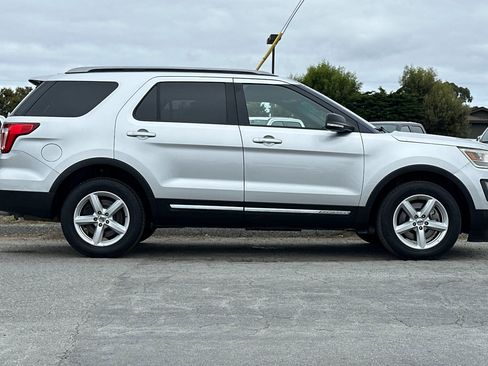 Used 2016 Ford Explorer XLT w/ Equipment Group 202A image 6