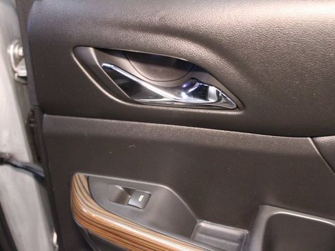 Used 2019 GMC Acadia SLE image 12