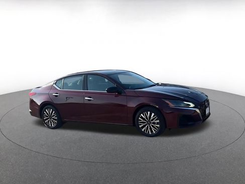 Used 2025 Nissan Altima 2.5 SV image 2